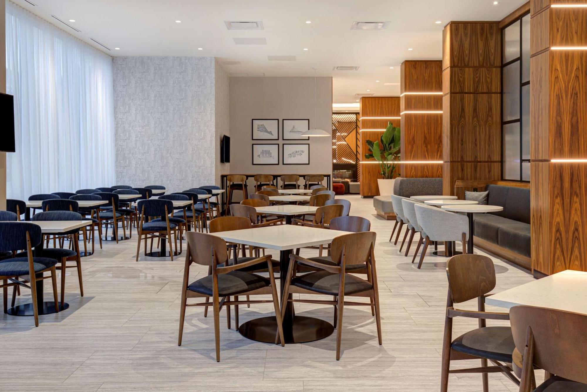 Hampton Inn Montreal Downtown, Qc Exterior foto